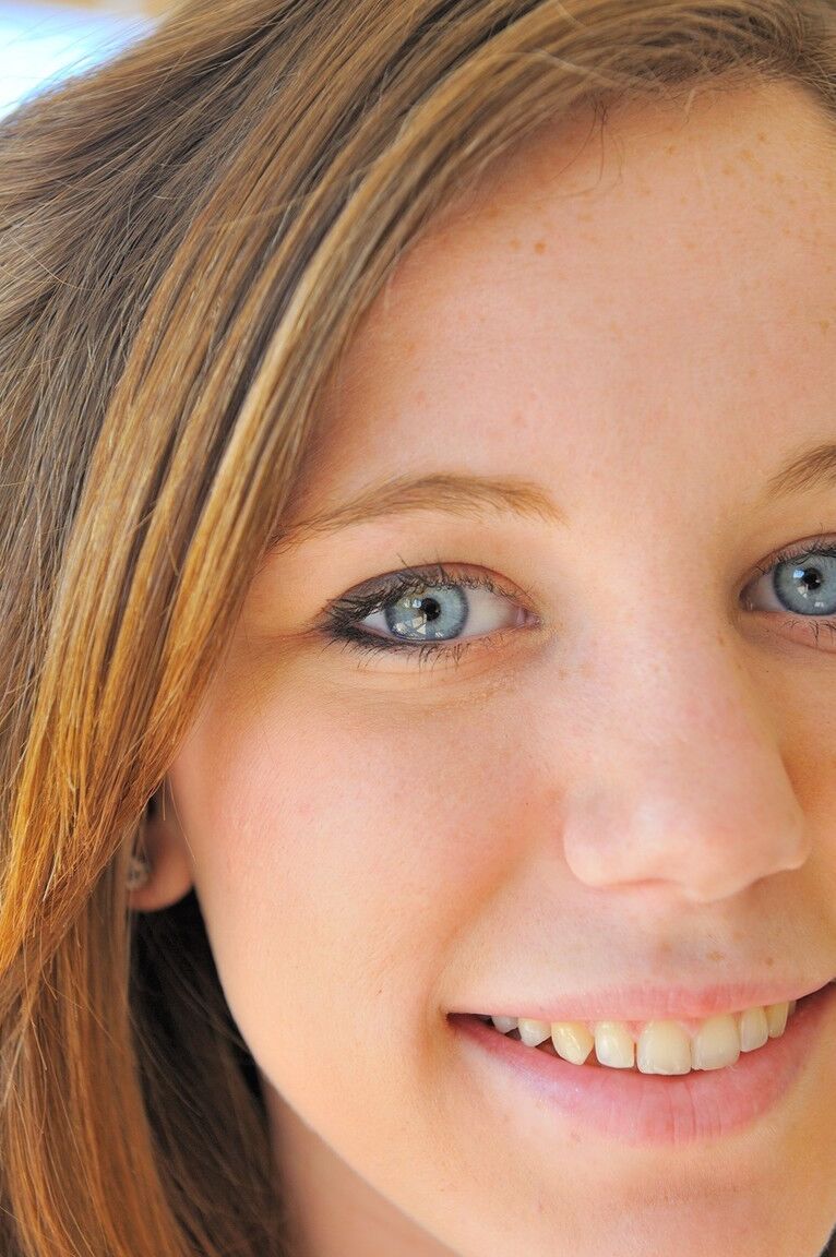 21P La brune maigre Allie étire les lèvres de sa chatte et la taquine avec ses yeux bleus