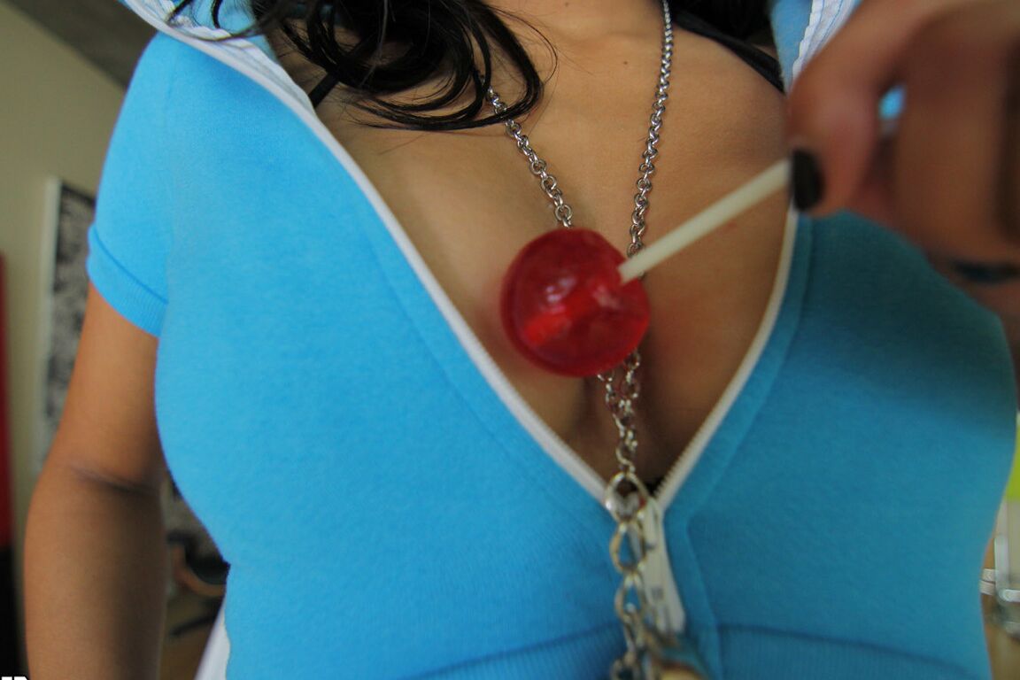 18P Lolly sporting adolescente Karmen Bella fica nua para espalhar bochechas quentes