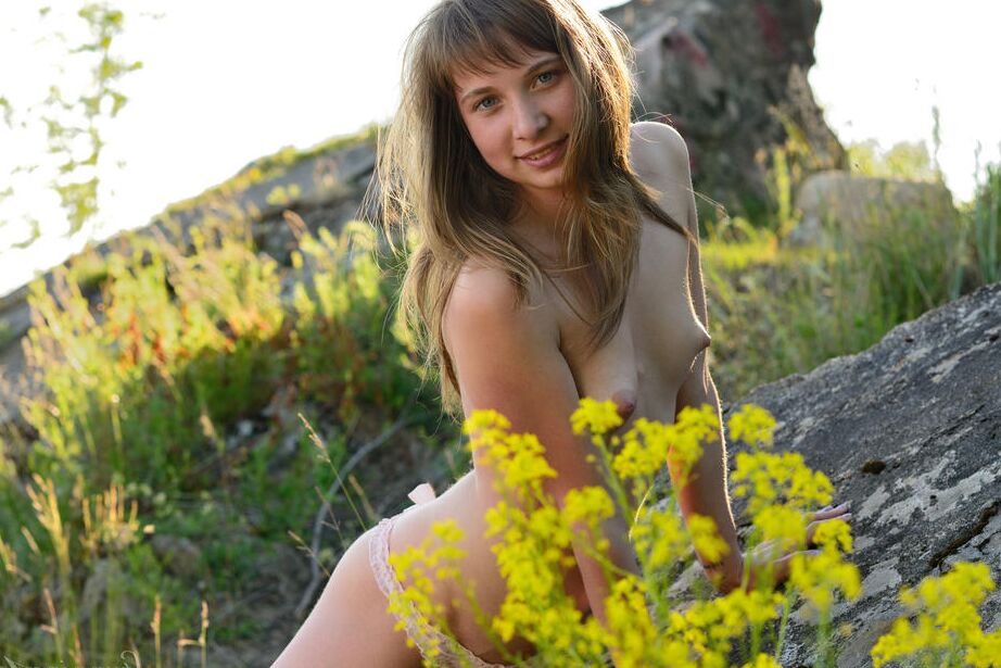 16P La hermosa Jenny D de 18 años muestra su flexibilidad durante poses desnudas al aire libre