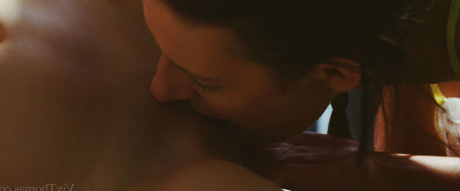 16P After a hearty breakfast Leila Smith and Kira Zen have each other&39s pussy