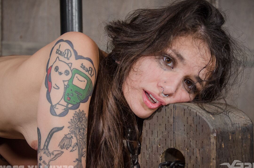 14P La pequeña adolescente Luna Lovely se gasta sexualmente después de ser utilizada