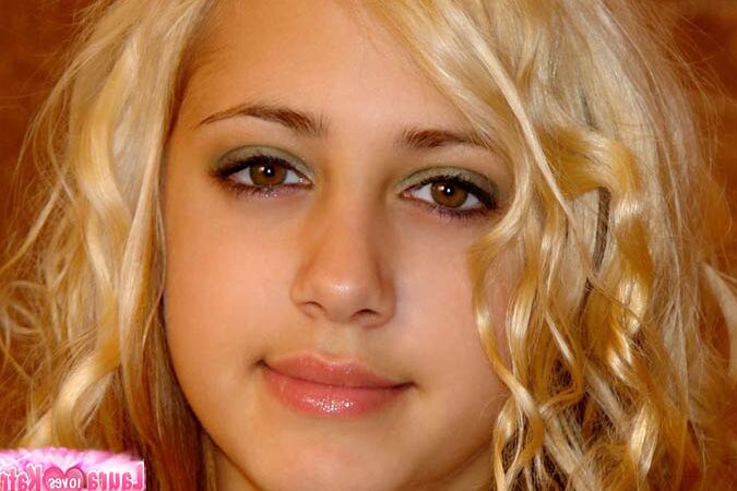 10P Jeune fille aux cheveux blonds ondulés expose ses sous-vêtements dans une jupe courte en jean