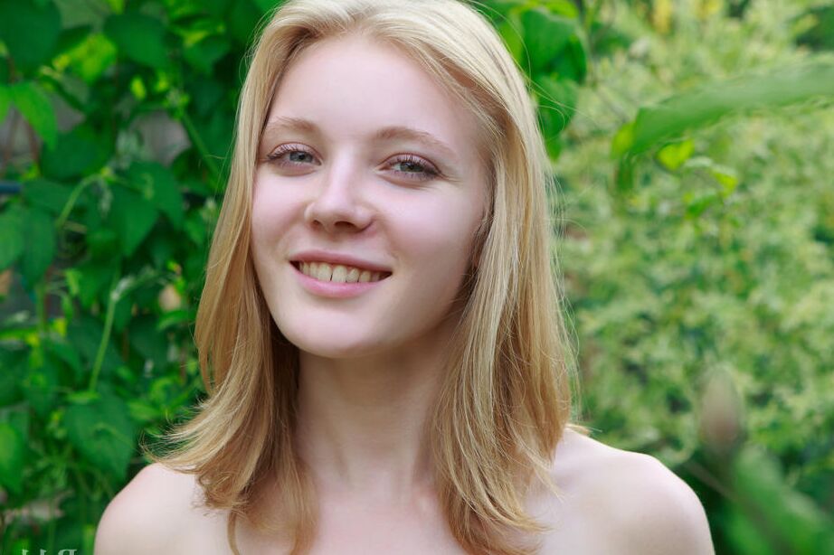 16P Nackte blonde Teenagerin Malta stellt ihren 18-jährigen Körper draußen im Garten zur Schau