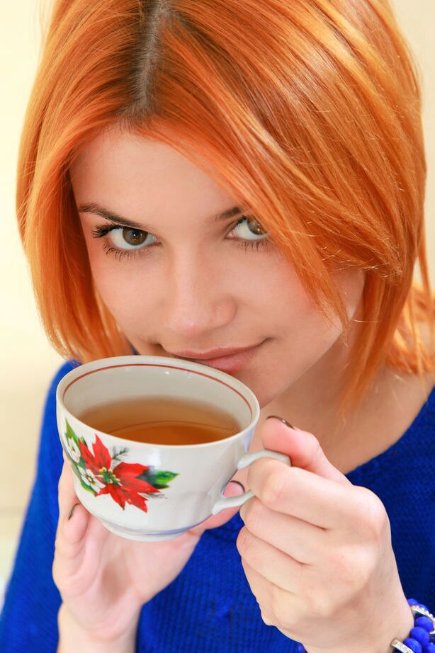 18P A ruiva sexy Violla A mostra seus peitos grandes antes de mostrar sua fenda careca