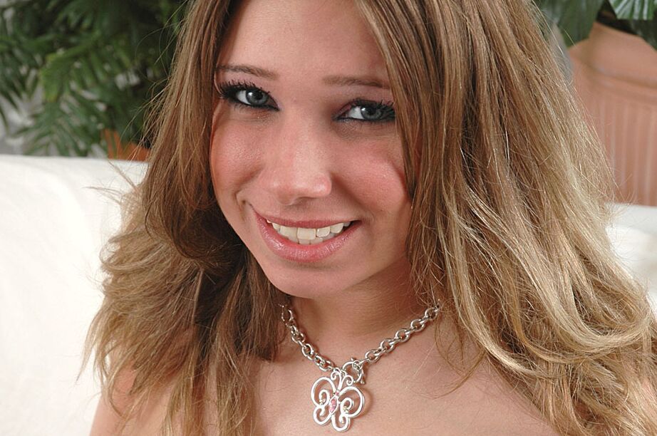 16P Well-dressed and snitzy amateur babe Hailey goes beyond comparison