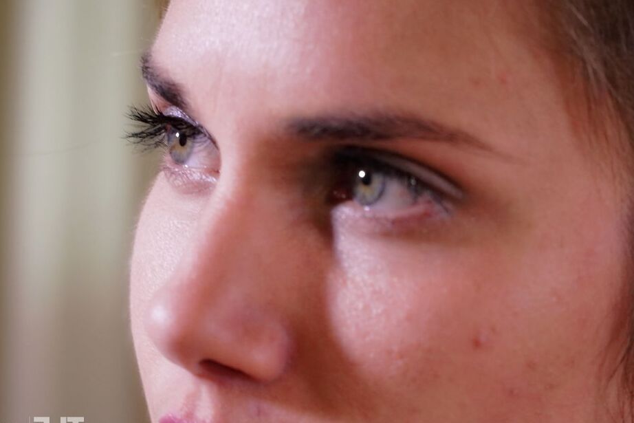 16P La cachonda Shannon, una morena de impresionantes ojos verde azulados, no puede resistirse un poco
