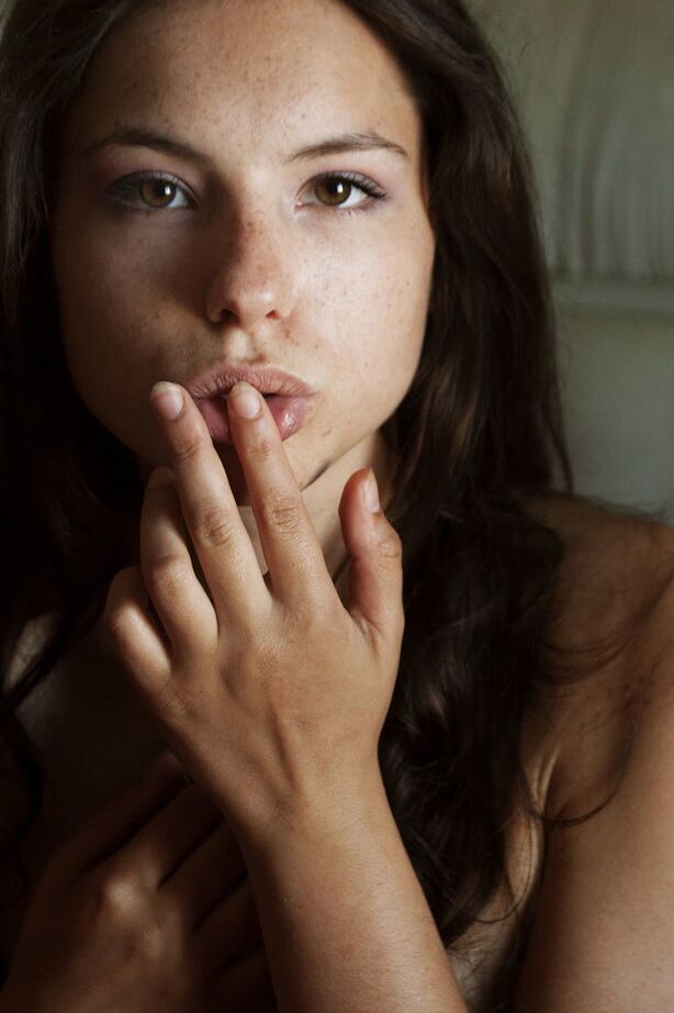 16P Nackte Teenagerin Alisha streichelt ihre Muschi, während sie auf ihrem Bett liegt