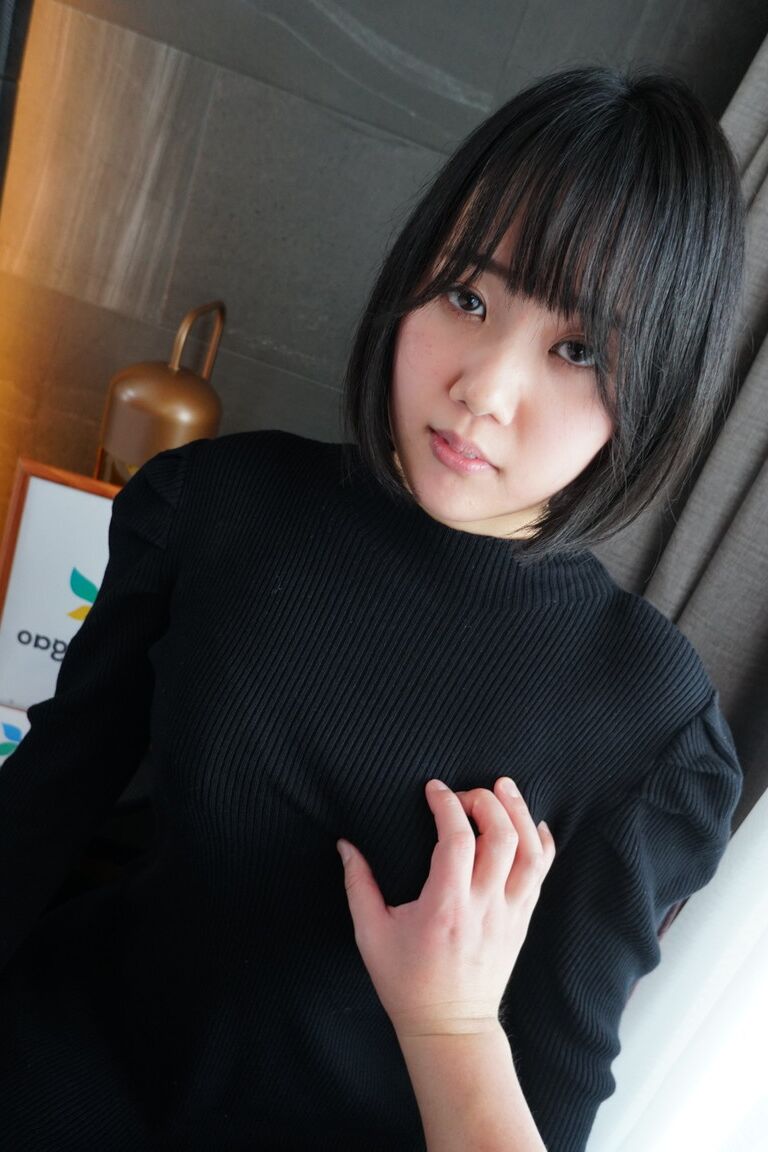 21P A adolescente japonesa inocente Moeka Tachibana tem sua buceta picada e cremosa