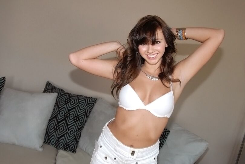 16P La dulce adolescente Zoey Ray desnudándose y abriéndose de piernas