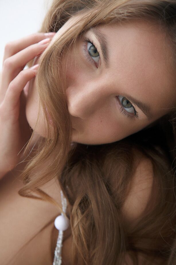 18P La douce adolescente Altea B prend de superbes poses alors qu'elle est nue sur une terrasse