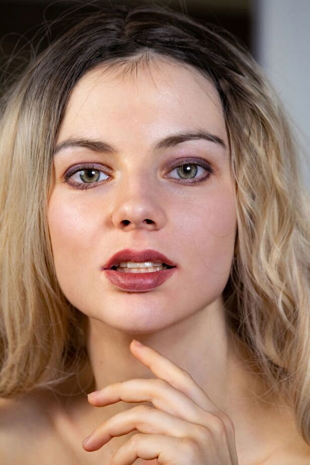 18P Francesca Rose, jeune blonde sexy, enlève ses bas nylons blancs pour se mettre totalement nue.
