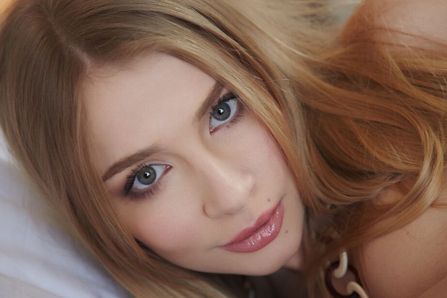 16P La guapa rubia de buenas tetas Raffaella se estira desnuda para abrir los labios de su coño