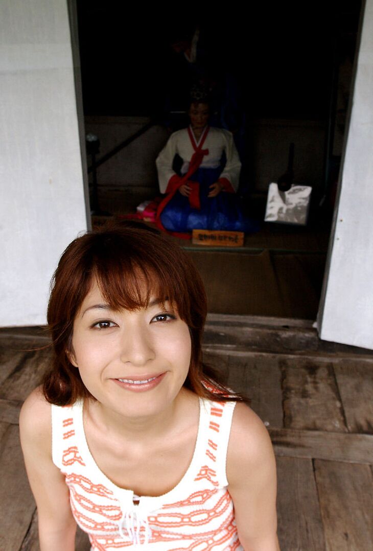 16P Une jeune fille japonaise se met totalement nue à la maison pour de superbes poses en solo