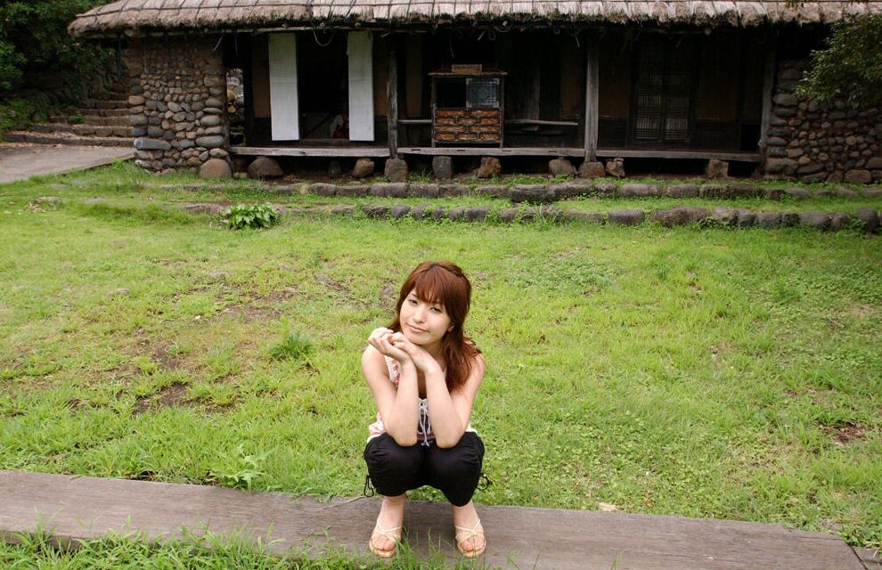 16P Une jeune fille japonaise se met totalement nue à la maison pour de superbes poses en solo