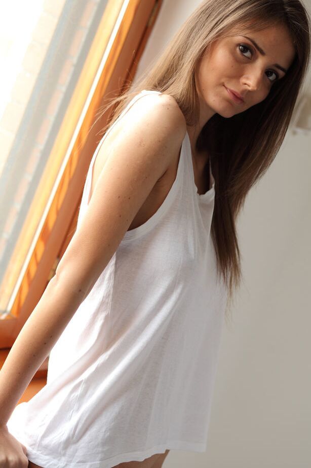 18P Adolescente erótico Sunshine A tira lingerie branca para close de buceta careca gostosa