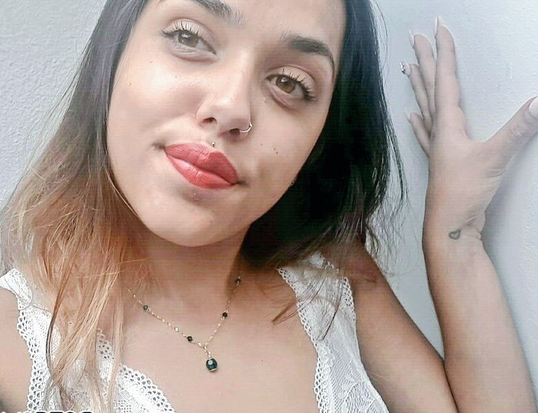 12P La dulce jovencita morena Esperanza posa en topless para una selfie con sus pezones duros