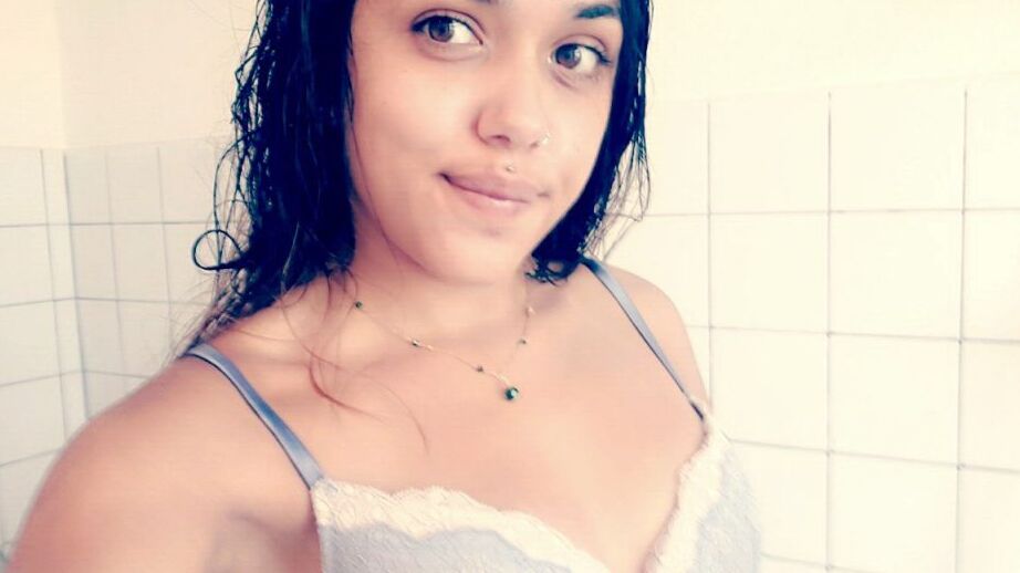 12P La dulce jovencita morena Esperanza posa en topless para una selfie con sus pezones duros