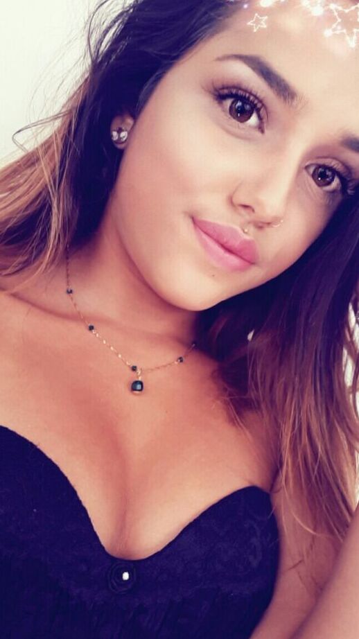 12P La dulce jovencita morena Esperanza posa en topless para una selfie con sus pezones duros