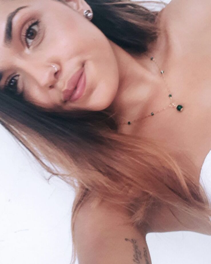 12P La dulce jovencita morena Esperanza posa en topless para una selfie con sus pezones duros