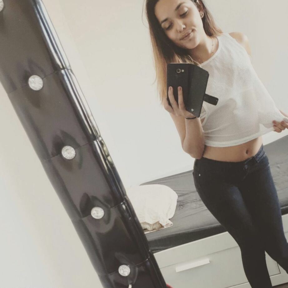 12P La dulce jovencita morena Esperanza posa en topless para una selfie con sus pezones duros