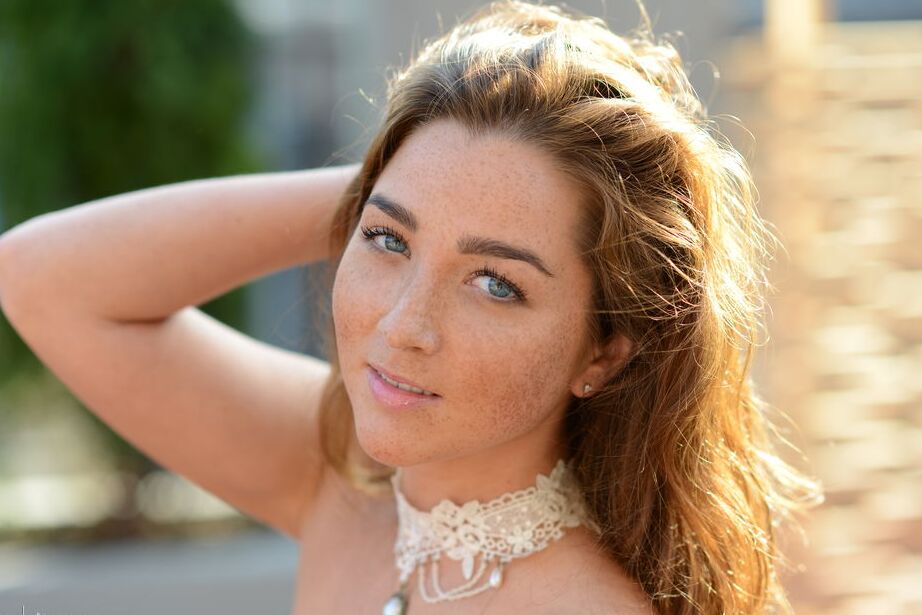 16P Ruzanna A hace alarde de sus pechos naturales súper sexys y su jugoso coño en público