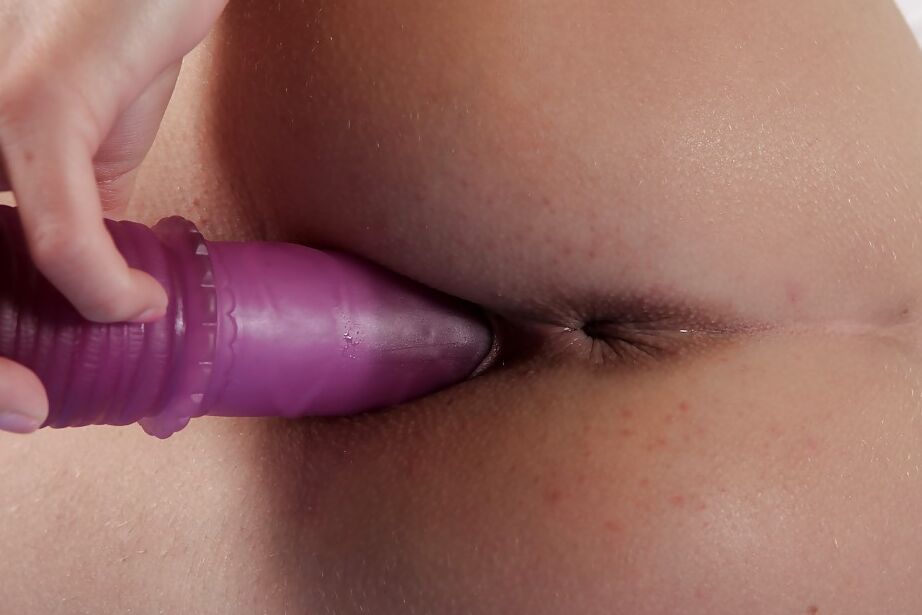 16P La jeune Anita Berlusconi glisse un énorme plug anal dans l'anus en se masturbant