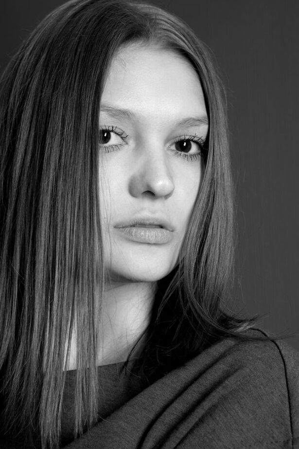 16P La jeune beauté Maye prend de superbes poses complètement nue