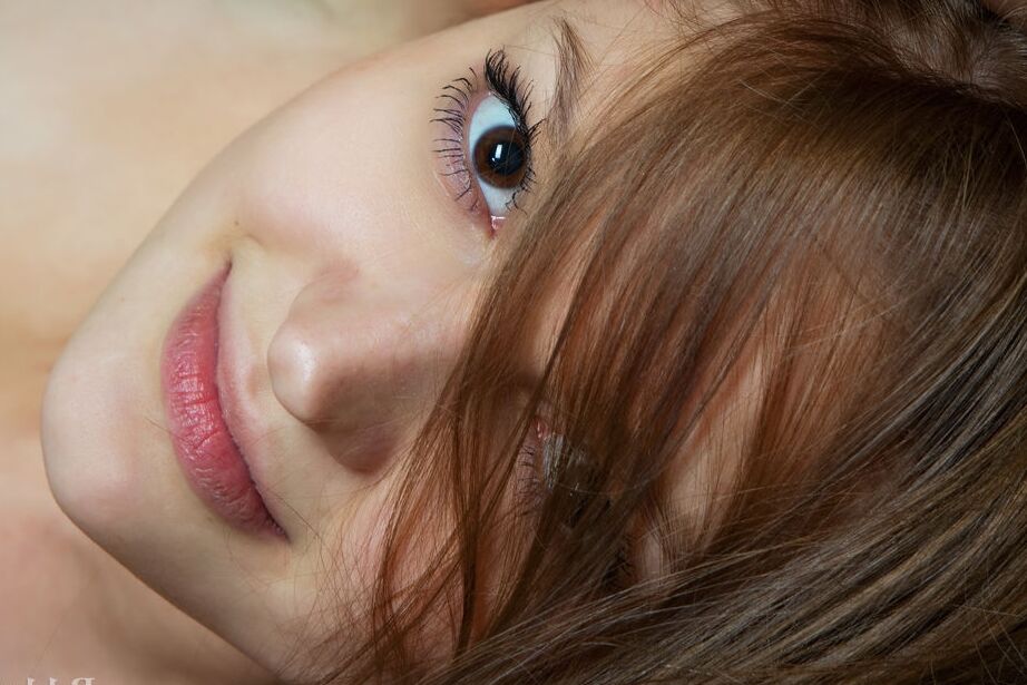 16P La jeune beauté Maye prend de superbes poses complètement nue