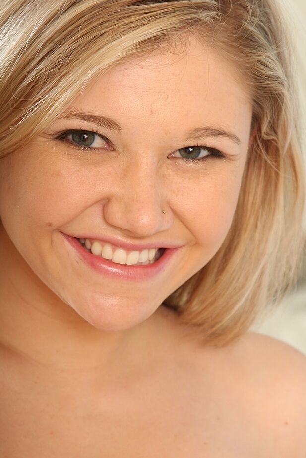 16P La guapa rubia amateur Kali adora desnudar su coño desagradable