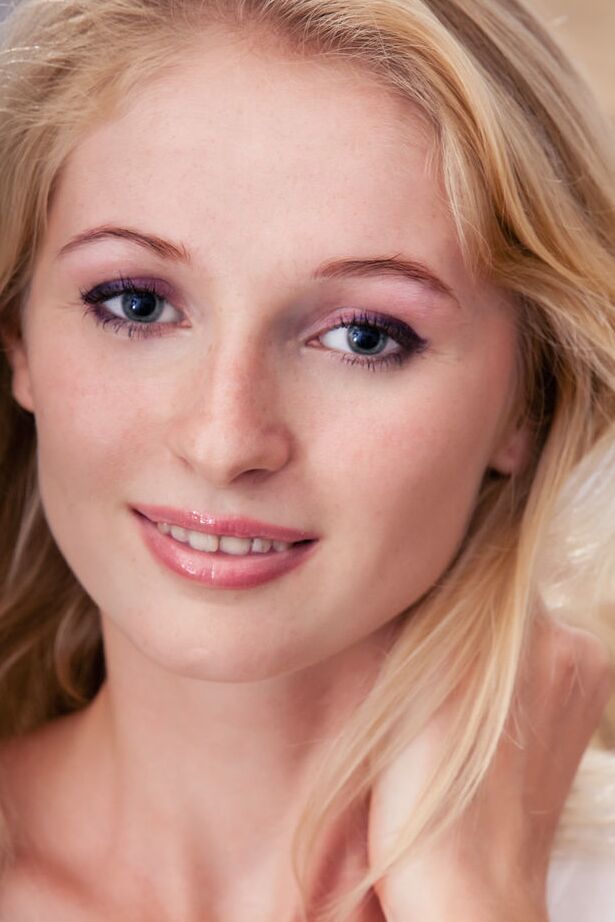 18P La petite teen blonde Leona Honey affiche avec confiance sa chatte chauve sur une chaise