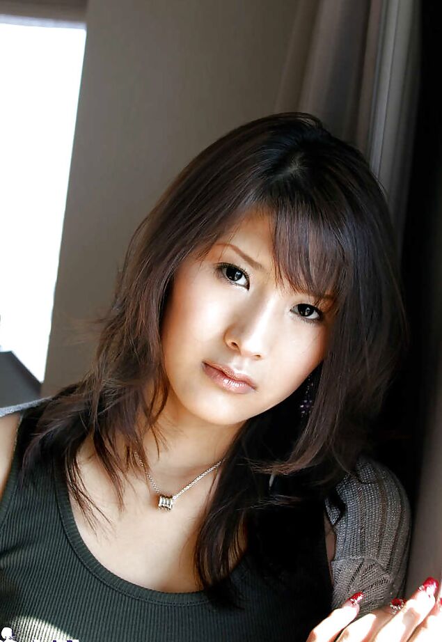 16P 魅惑的なアジアの美女、月神サラが魅惑的な曲線を明らかにします