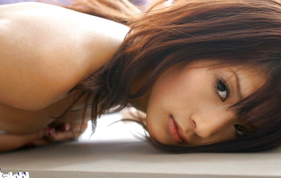 16P 魅惑的なアジアの美女、月神サラが魅惑的な曲線を明らかにします