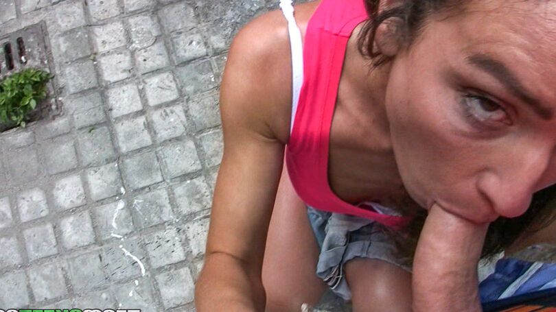 16P adolescente europeia Nataly Gold engolindo porra na floresta por dinheiro