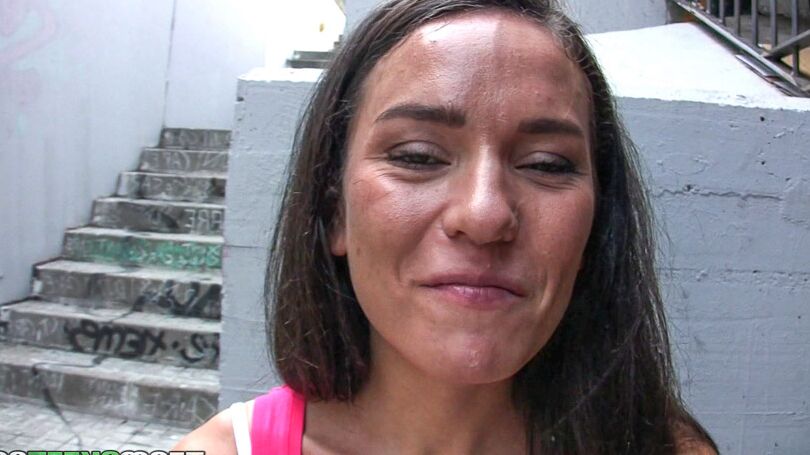 16P adolescente europeia Nataly Gold engolindo porra na floresta por dinheiro