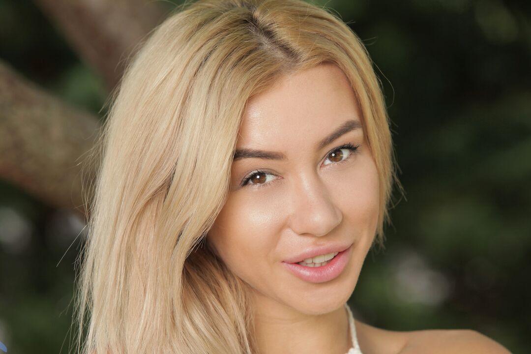 16P La belle blonde Katrin Tequila enlève son short dehors pour jouer avec son minou