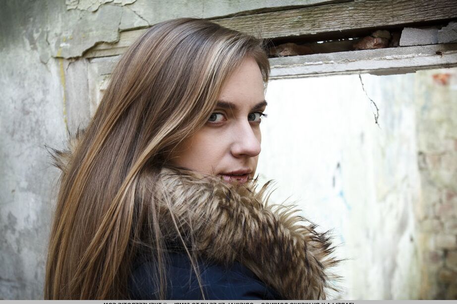 16P A modelo adolescente Izabella K abre sua fenda e mostra os seios em um prédio em ruínas