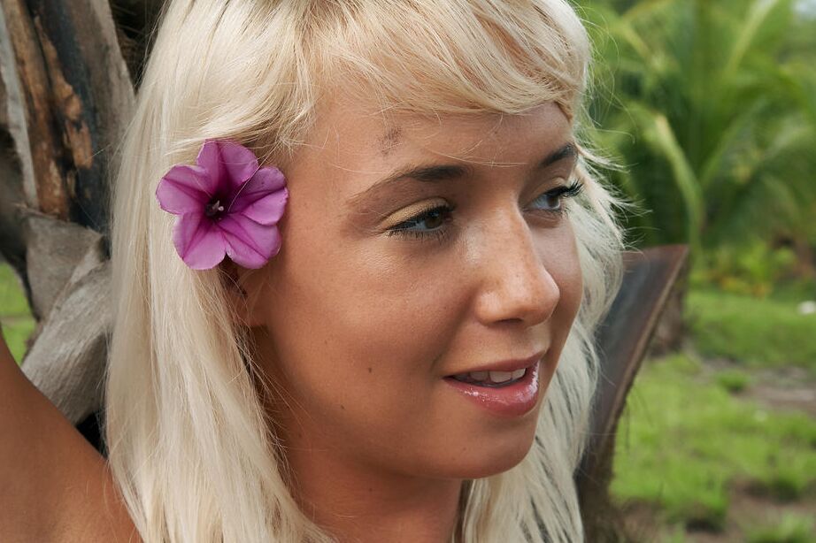 16P La jeune blonde Emma se roule dans la terre alors qu'elle est totalement nue
