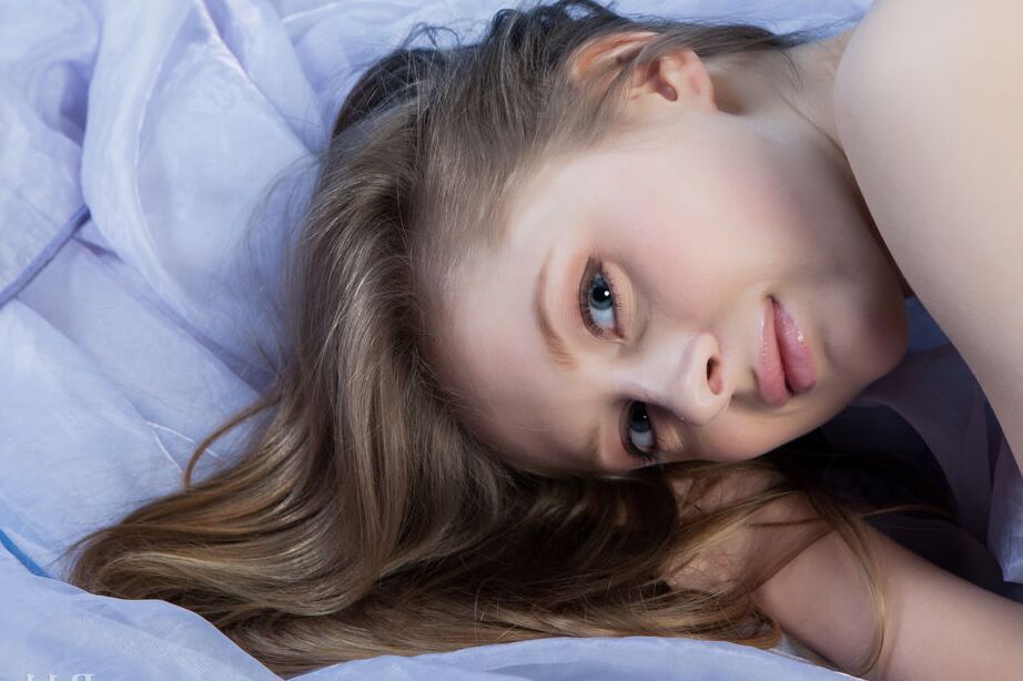 16P La jeune fille Daisy Gold montre son cul serré et sa fente alors qu'elle est nue