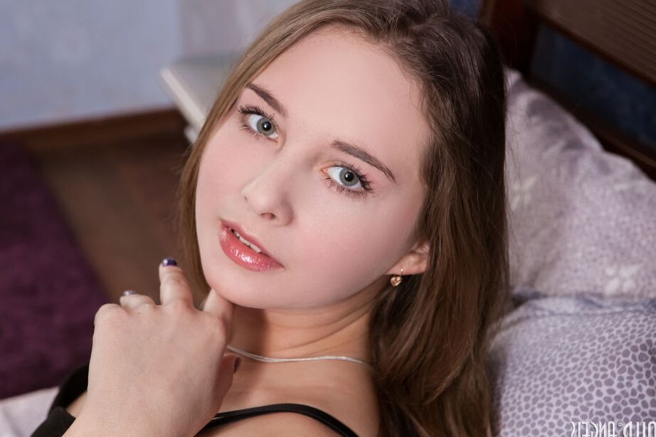 20P A bela adolescente Kristy destaca sua bela buceta durante sua estreia como modelo nua