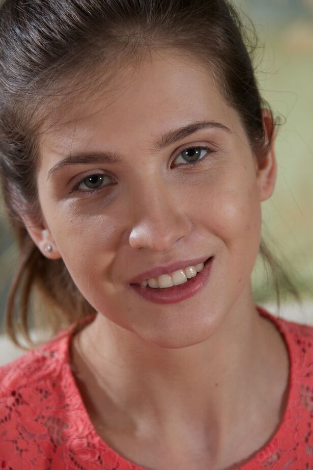 16P Dulce Cheeta de 18 años revela su cuello uterino mientras abre su coño