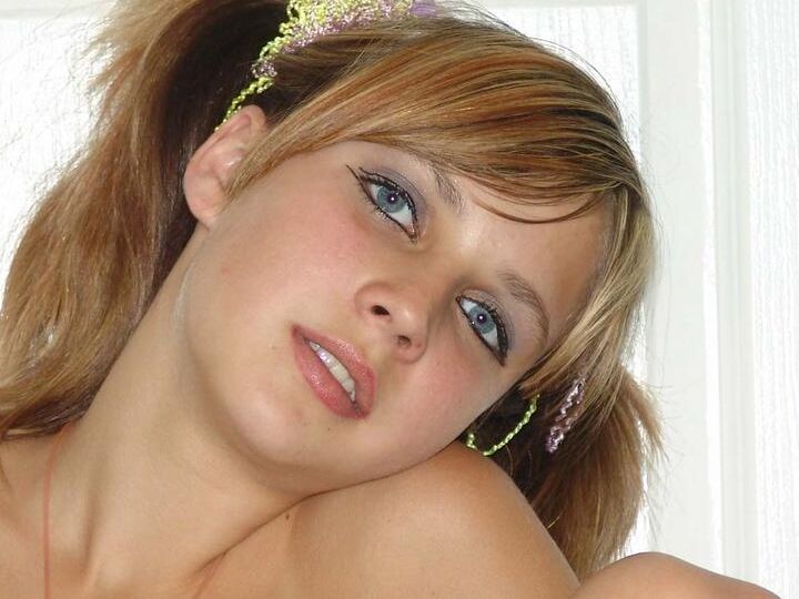 20P Die süße Teenagerin Liza zieht ihre Netzstrumpfhose aus, um sich völlig nackt zu machen