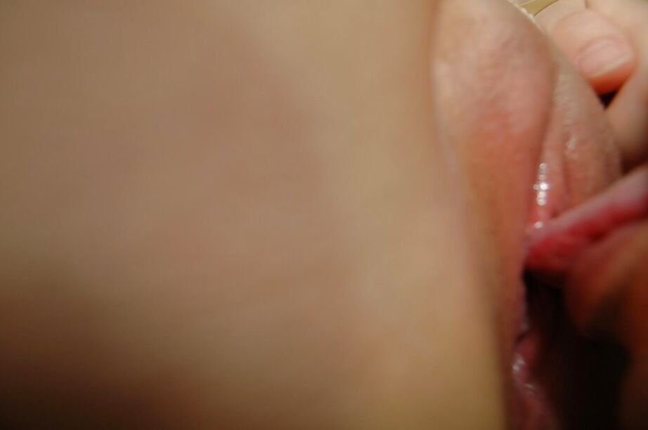 16P A adolescente asiática Kanae Sakata se diverte se beijando e se masturbando na buceta