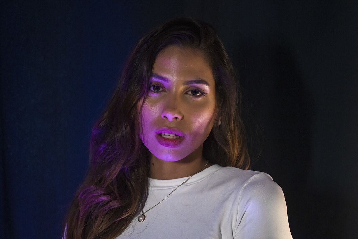 21P A adolescente latina Baby Nicols expõe seu corpo quente em um strip-tease sensual