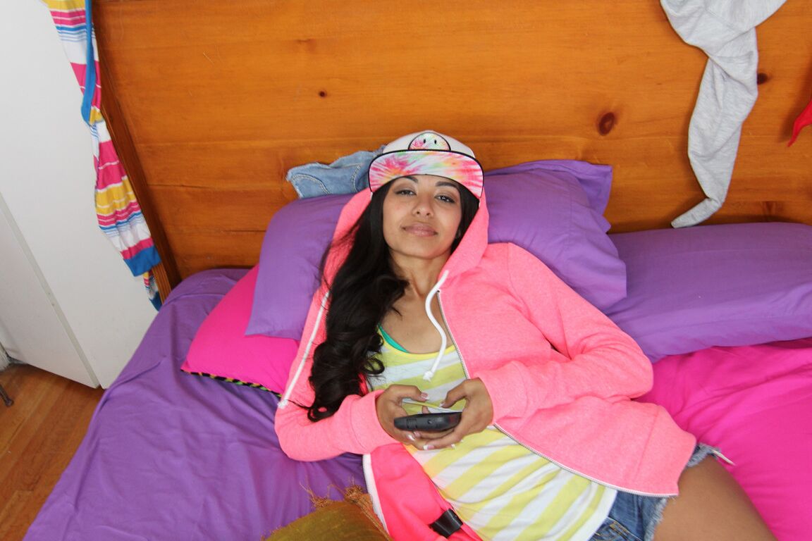 Die 21P-Latina-Puppe Ruby Rayes nimmt einen superfetten schwarzen Schwanz tief in den Mund