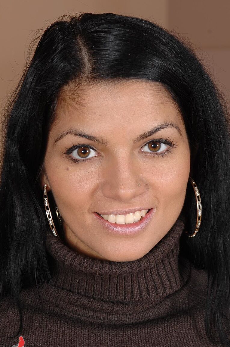 21P La flaca novata húngara Pure Angel revela sus inocentes agujeros