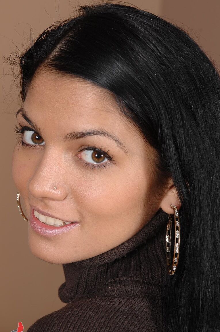 21P La flaca novata húngara Pure Angel revela sus inocentes agujeros