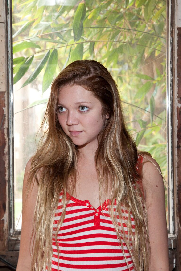 11P La linda adolescente Jessie Andrews se pone lápiz labial sexy antes de posar en lencería sexy