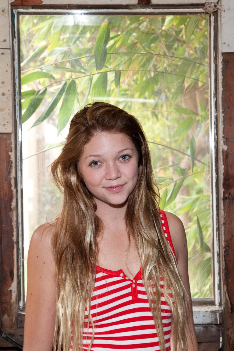 11P La linda adolescente Jessie Andrews se pone lápiz labial sexy antes de posar en lencería sexy