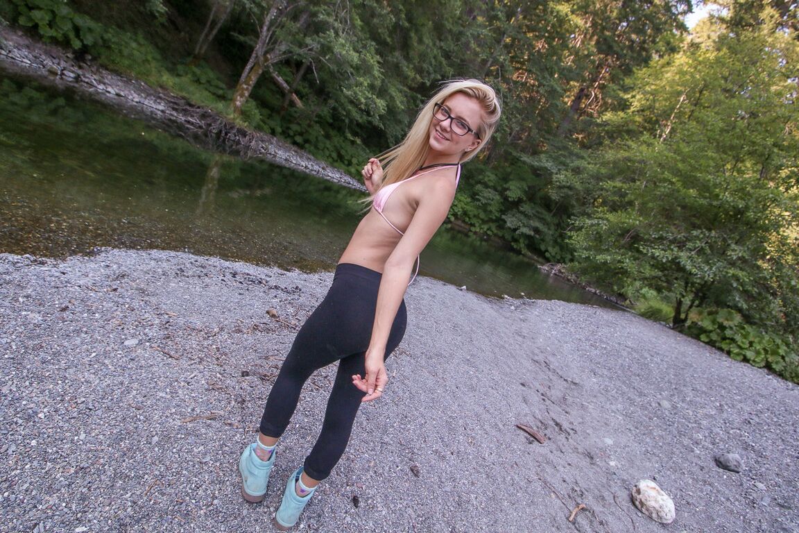 18P La adolescente rubia Riley Star monta una gran polla