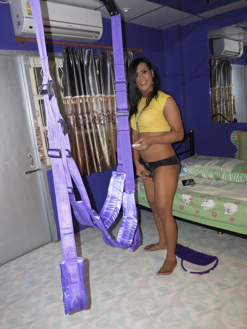 17P La ladyboy asiática Misty y su cliente caucásico se follan el culo por turnos